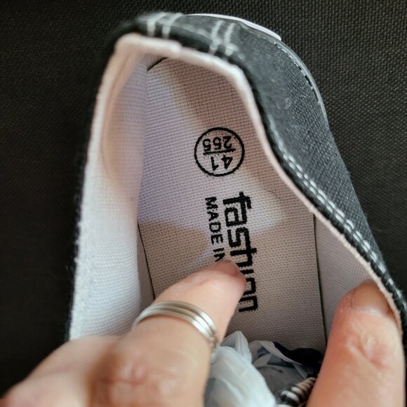 NWT HELLO KITTY LOW TOP SNEAKERS SZ 10 - Picture 7 of 7